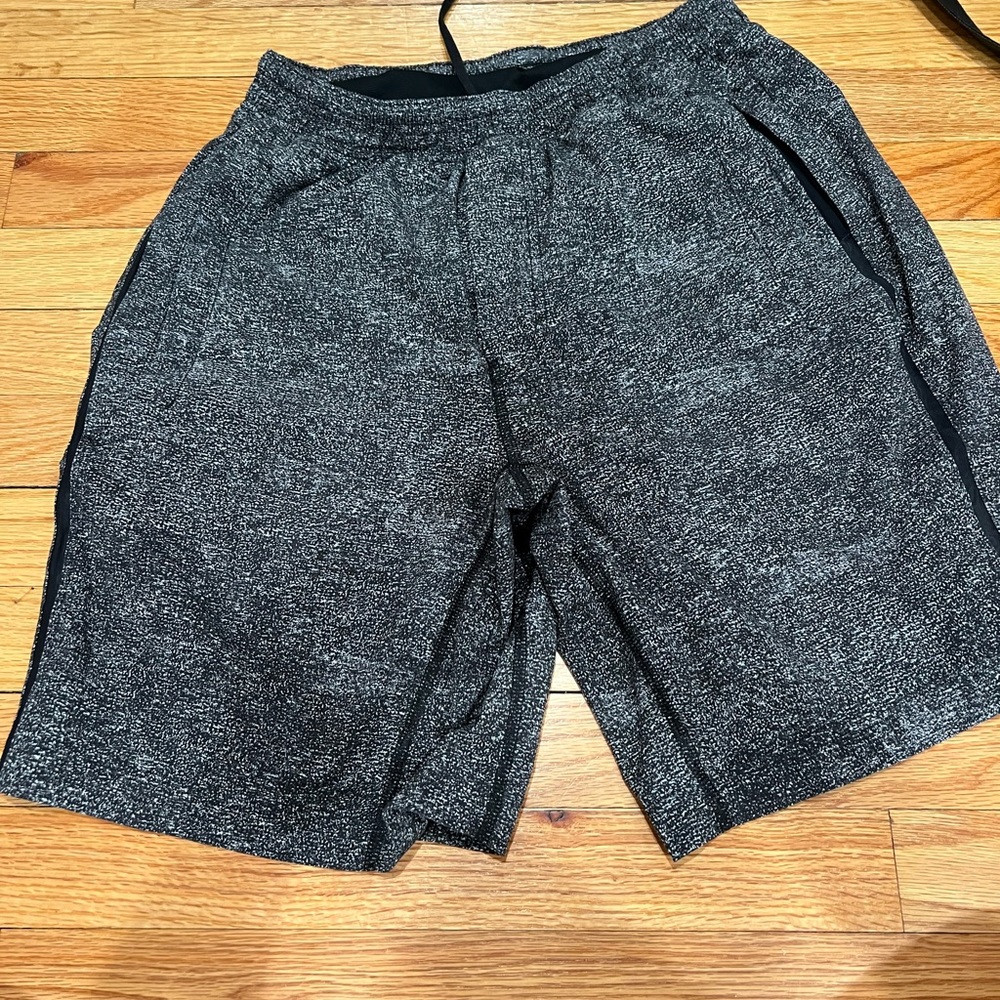 Mens LuLulemon 9 inch shorts pace breaker shorts black and white speckled